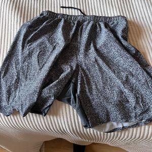 Lululemon mens unlined Medium 5 inch in gray (like new)